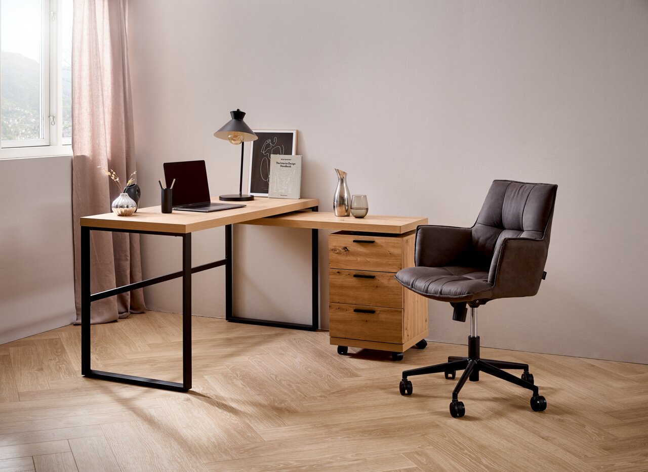 Novel Functioneel bureau MATS Modern functioneel bureau met houten blad en zwart metalen onderstel, aangevuld met een grijze bureaustoel op wieltjes. Aanzicht van linksvoor.