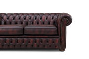 Chesterfield Sofa in dunklem Leder, seitliche Perspektive