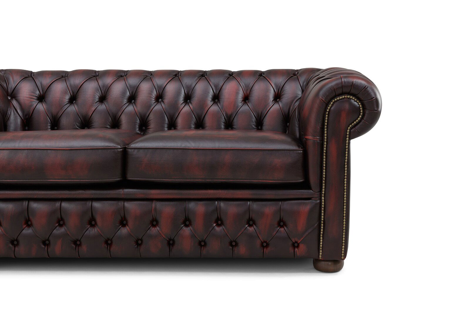Chesterfield Sofa in dunklem Leder, seitliche Perspektive