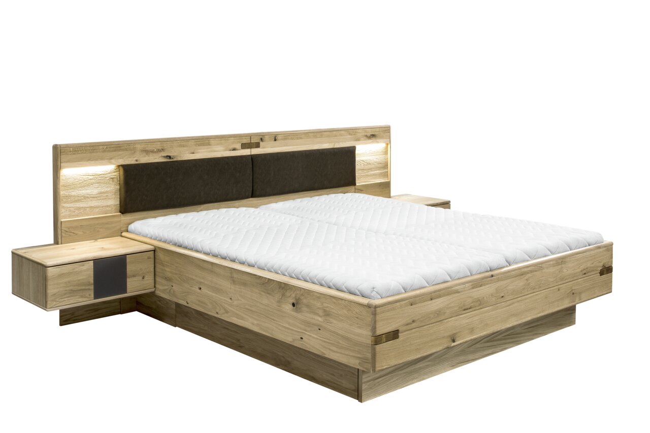Linea Natura Bett TABILO Modernes Holzbett mit integriertem Kopfteil und seitlichen Nachttischen, seitliche Perspektive