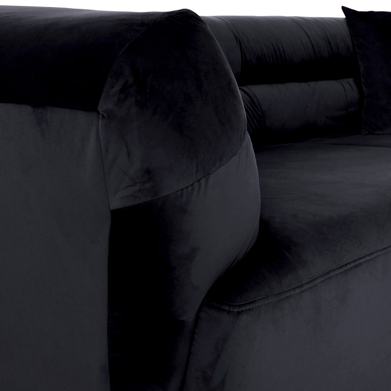 Nahaufnahme eines schwarzen Big-Sofas mit weichem Stoffbezug, seitliche Perspektive.