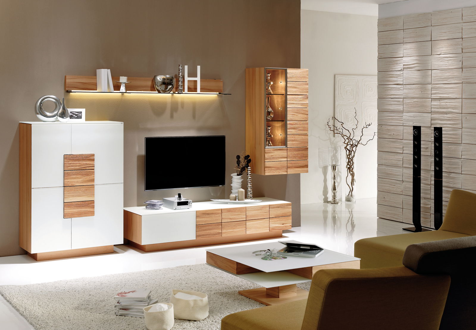 Voglauer Couchtisch VMONTANARA Moderner Couchtisch in einem stilvollen Wohnzimmer, aus Holz und Weiß, mit einer eleganten, minimalistischen Form. Perspektive von vorne.