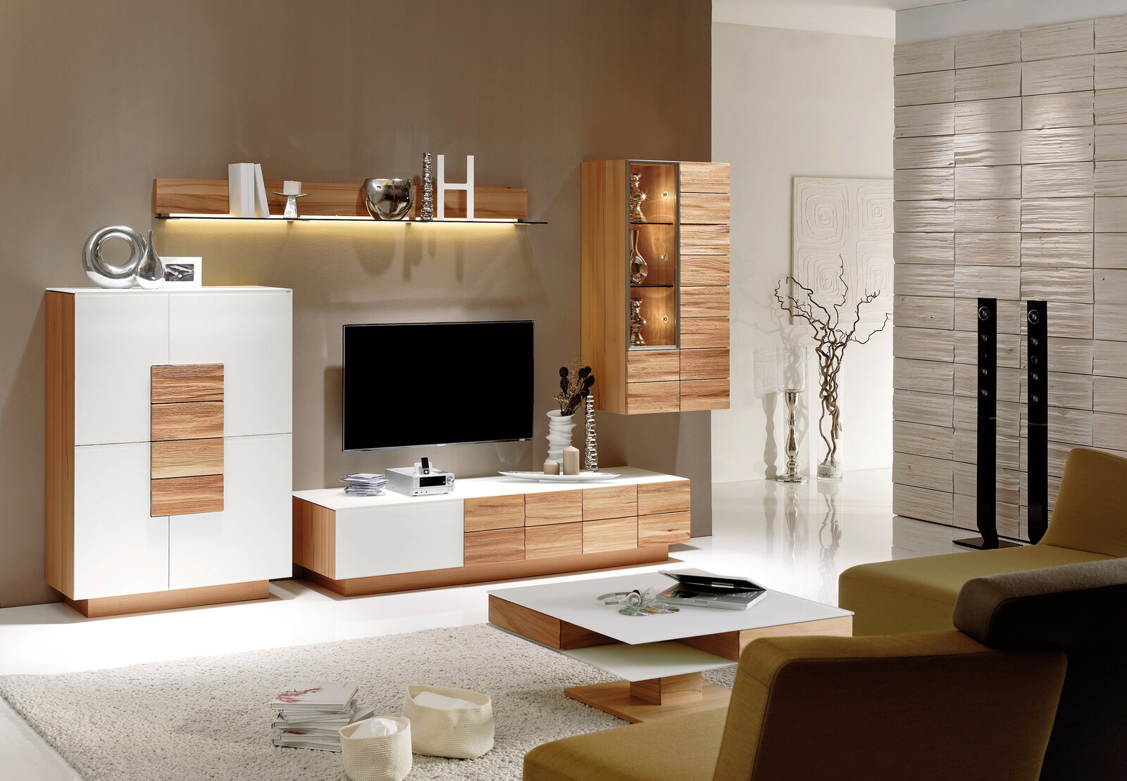 Moderner Couchtisch in einem stilvollen Wohnzimmer, aus Holz und Weiß, mit einer eleganten, minimalistischen Form. Perspektive von vorne.