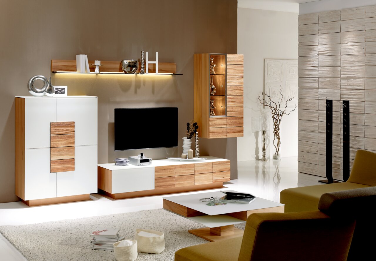Moderner Couchtisch in einem stilvollen Wohnzimmer, aus Holz und Weiß, mit einer eleganten, minimalistischen Form. Perspektive von vorne.