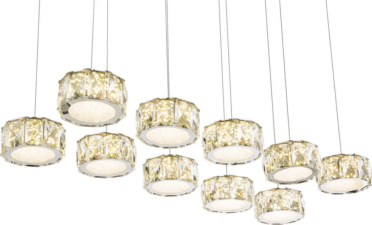 Hängeleuchte mit mehreren runden, kristallverzierten Lampenschirmen, von unten betrachtet.