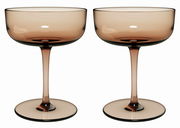 Zwei elegante Sekt- oder Dessertschalen aus Glas in einem warmen, bernsteinfarbenen Ton, frontal nebeneinander stehend.