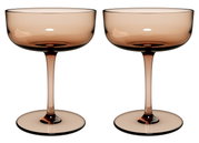 Zwei elegante Sekt- oder Dessertschalen aus Glas in einem warmen, bernsteinfarbenen Ton, frontal nebeneinander stehend.