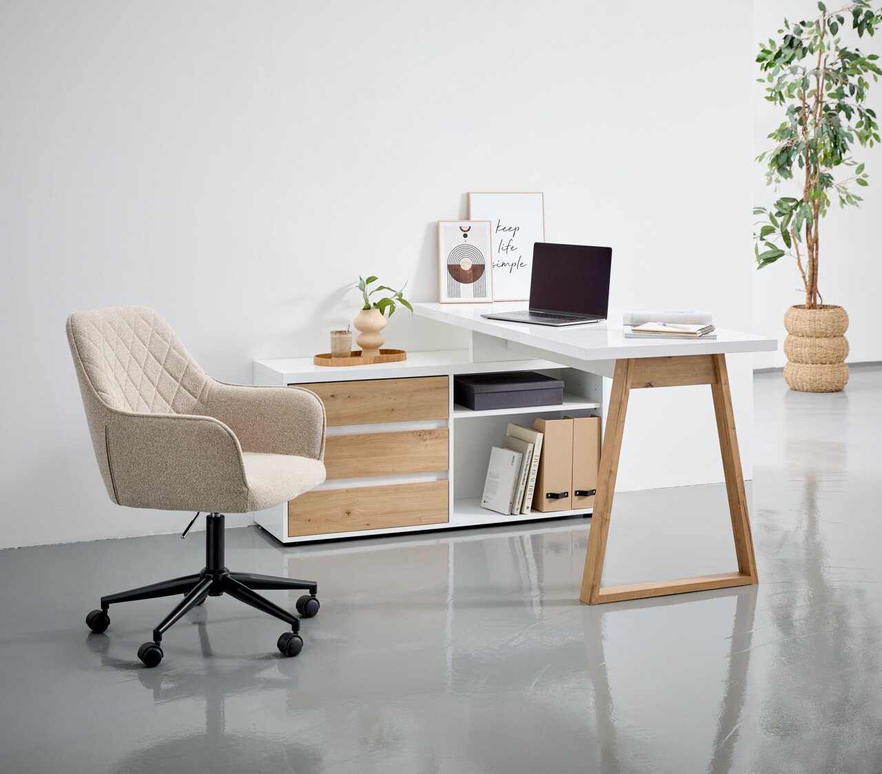 Moderner Drehstuhl in Beige mit gepolsterter Sitzfläche und Rückenlehne, auf schwarzem Rollfuß, seitliche Perspektive.
