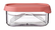 Frontalansicht einer transparenten Fruchtbox mit rosa Deckel und integriertem Besteck.