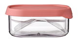Frontalansicht einer transparenten Fruchtbox mit rosa Deckel und integriertem Besteck.