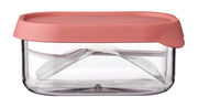 Frontalansicht einer transparenten Fruchtbox mit rosa Deckel und integriertem Besteck.