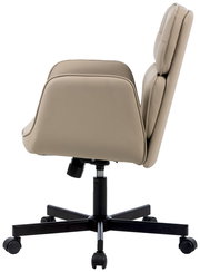 Seitenansicht eines beigen Drehstuhls mit schwarzem Fußkreuz und Rollen.