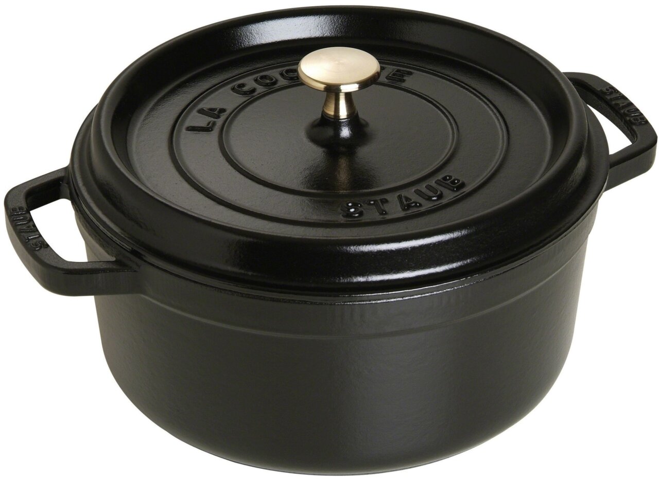 Staub Bräter Cocotte 24cm rund Schwarzer runder Bräter Cocotte 24cm mit Deckel und goldfarbenem Knauf, seitliche Perspektive