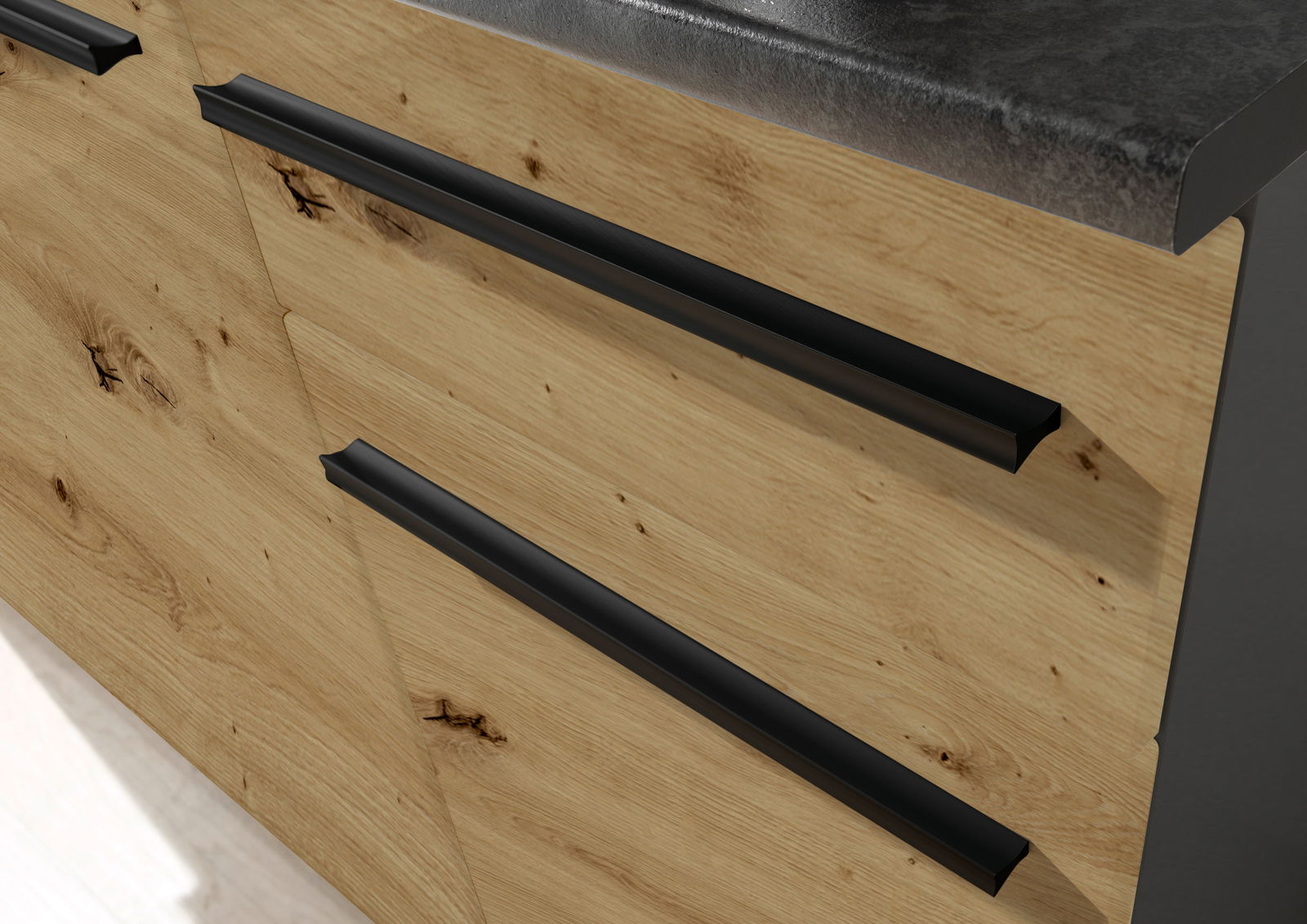 Nahaufnahme von Holzschubladen mit schwarzen Griffen in einer Single-Küche, seitliche Perspektive