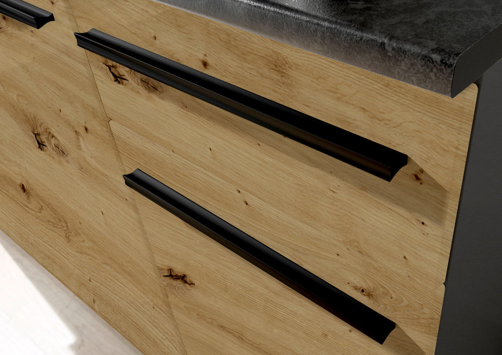 Nahaufnahme von Holzschubladen mit schwarzen Griffen in einer Single-Küche, seitliche Perspektive