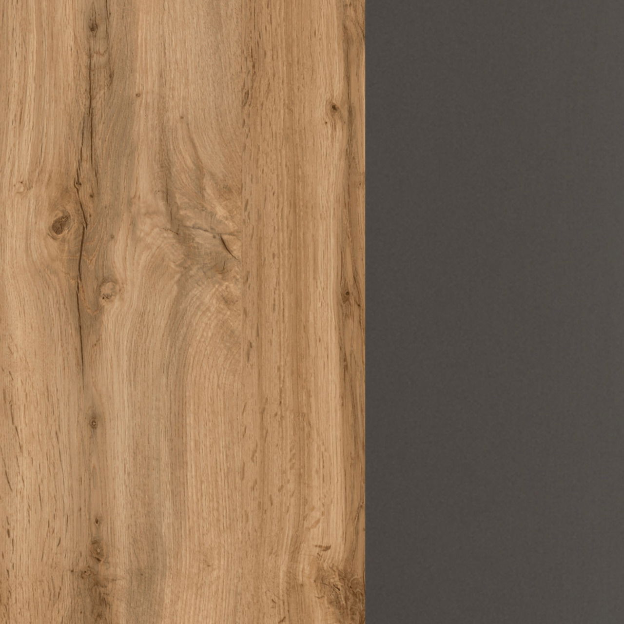 Holzstruktur in natürlichem Braunton neben einer glatten, dunklen Oberfläche, perspektivisch von vorne betrachtet.