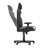 Seitliche Ansicht eines Gaming-Stuhls mit verstellbarer Rückenlehne und Armlehnen, schwarz-weißes Design.