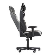 Seitliche Ansicht eines Gaming-Stuhls mit verstellbarer Rückenlehne und Armlehnen, schwarz-weißes Design.