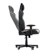 Zijaanzicht van een gamingstoel met verstelbare rugleuning en armleuningen, in zwart-wit.