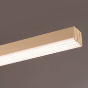 Lange, rechteckige LED-Deckenleuchte in Beige mit diffuser Lichtabdeckung, schräg von unten aus der Nahperspektive fotografiert.