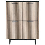 Frontale Ansicht eines modernen Highboards mit vertikalen Holzlatten und schwarzen Griffen.