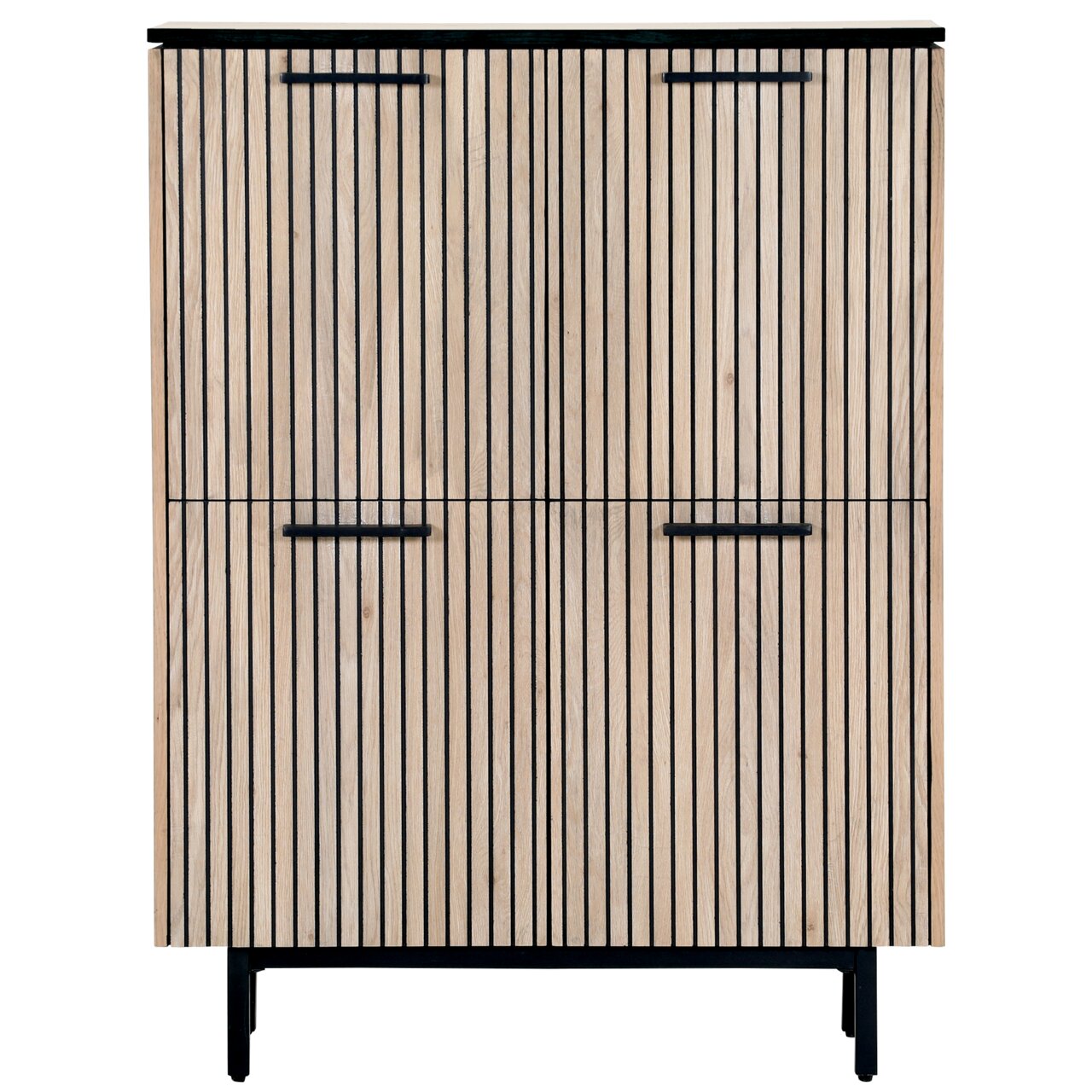 Vooraanzicht van een modern hoogkastje met verticale houten latten en zwarte handgrepen.
