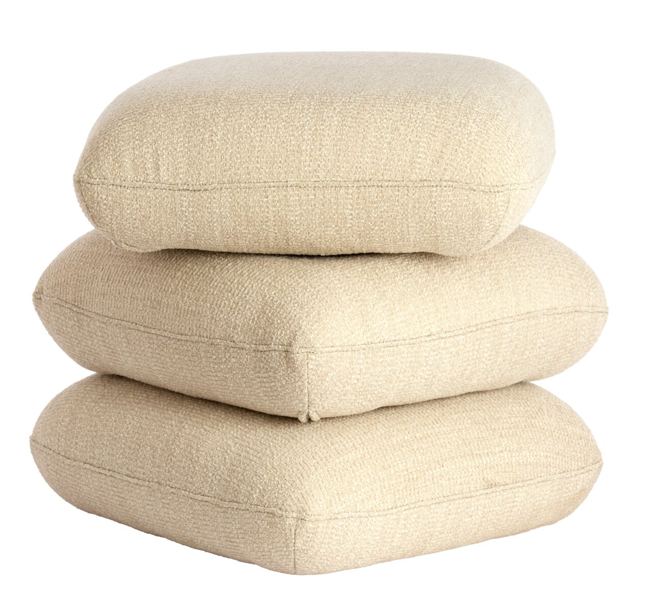 Drei übereinander gestapelte, beige Sitzpuffs aus Stoff, seitliche Perspektive