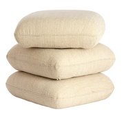 Drei übereinander gestapelte, beige Sitzpuffs aus Stoff, seitliche Perspektive