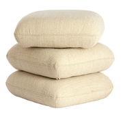 Drei übereinander gestapelte, beige Sitzpuffs aus Stoff, seitliche Perspektive