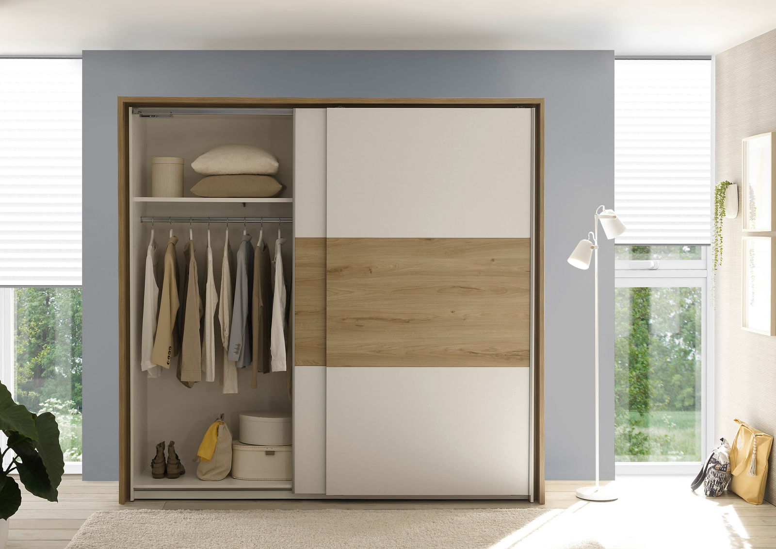 Moderner Kleiderschrank mit Schiebetüren in Holzoptik, teilweise geöffnet, mit Kleidung und Accessoires, aus der Frontalperspektive fotografiert.