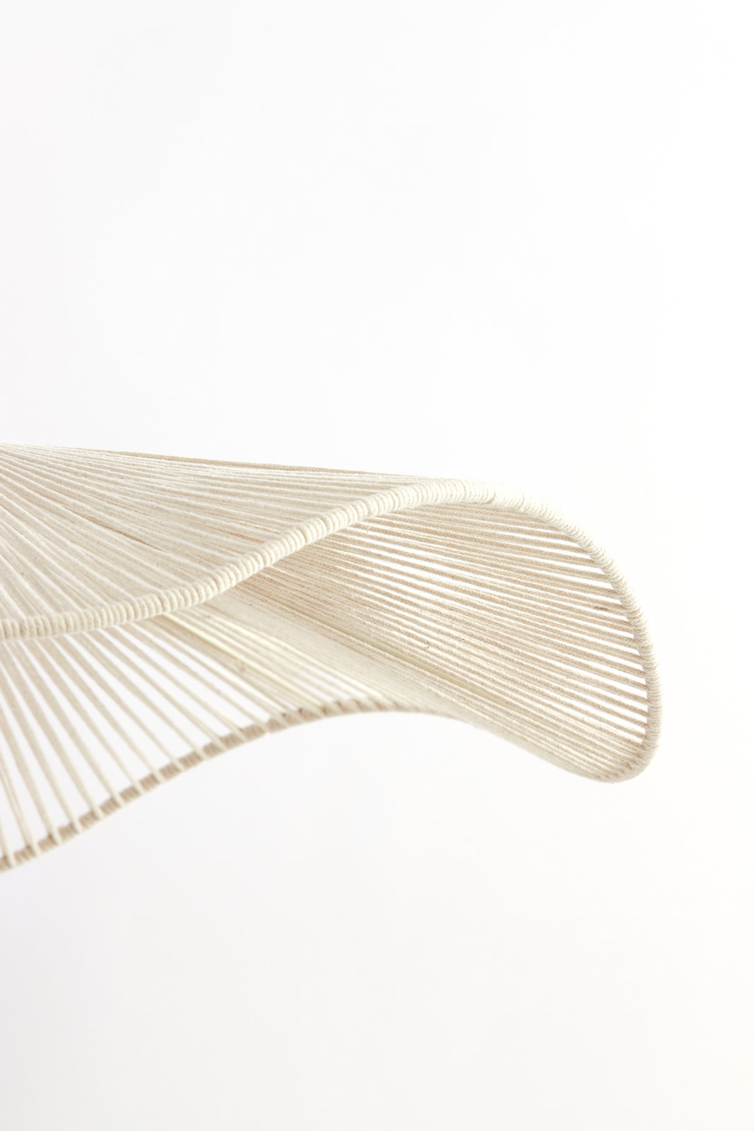 Nahaufnahme einer modernen Hängeleuchte mit geschwungenem, geflochtenem Design aus hellem Material.