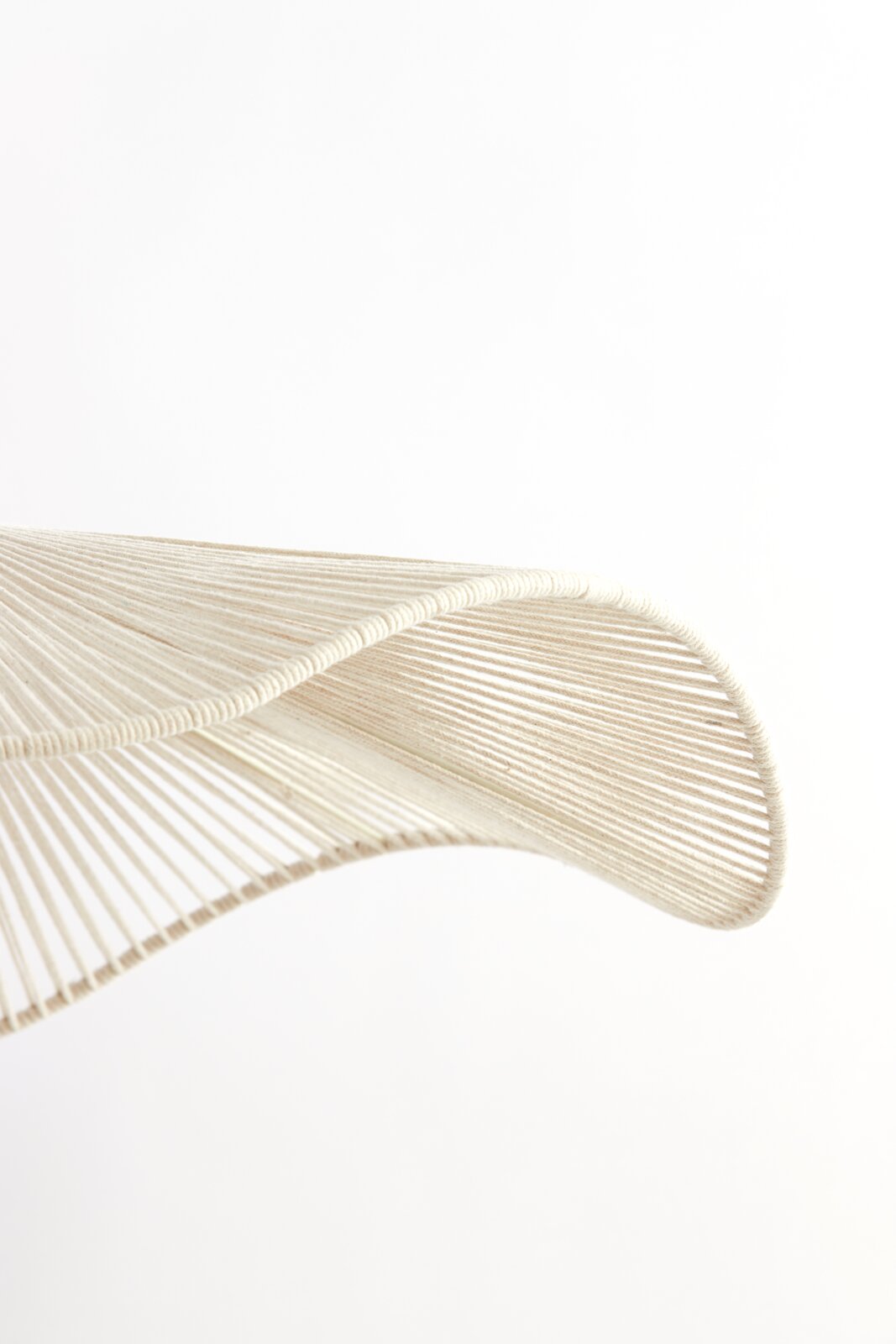 Nahaufnahme einer modernen Hängeleuchte mit geschwungenem, geflochtenem Design aus hellem Material.