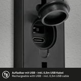 Nahaufnahme einer schwarzen Akku-Außenwandleuchte mit USB-Ladeanschluss, inklusive 0,5m USB-Kabel, von der Seite betrachtet.