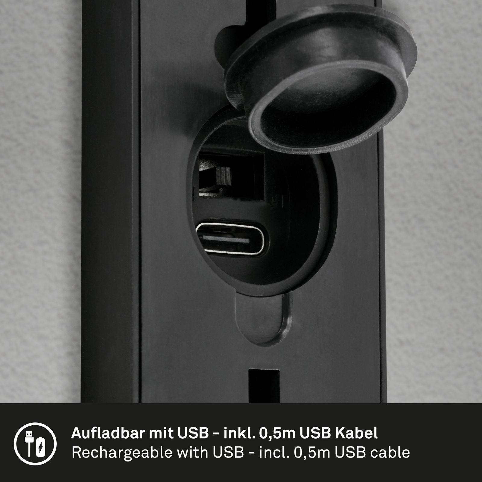 Nahaufnahme einer schwarzen Akku-Außenwandleuchte mit USB-Ladeanschluss, inklusive 0,5m USB-Kabel, von der Seite betrachtet.