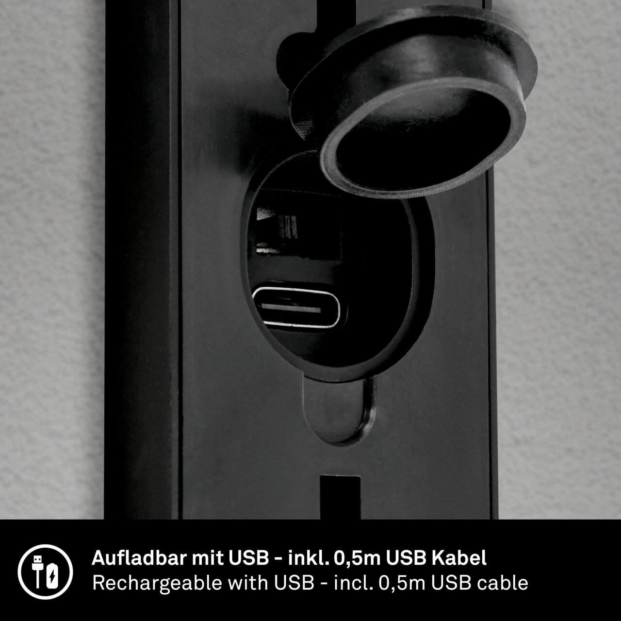 Nahaufnahme einer schwarzen Akku-Außenwandleuchte mit USB-Ladeanschluss, inklusive 0,5m USB-Kabel, von der Seite betrachtet.