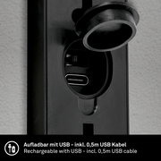 Nahaufnahme einer schwarzen Akku-Außenwandleuchte mit USB-Ladeanschluss, inklusive 0,5m USB-Kabel, von der Seite betrachtet.