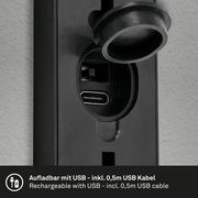 Nahaufnahme einer schwarzen Akku-Außenwandleuchte mit USB-Ladeanschluss, inklusive 0,5m USB-Kabel, von der Seite betrachtet.