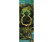 Solar Stabbeleuchtung in Form einer Ananas, fotografiert aus der Vorderansicht, umgeben von Pflanzen im Garten.