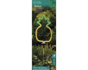 Solar Stabbeleuchtung in Form einer Ananas, fotografiert aus der Vorderansicht, umgeben von Pflanzen im Garten.