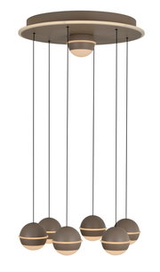 Moderne LED-Pendelleuchte mit sechs kugelförmigen Lampen, hängend von einer runden Deckenplatte, seitliche Perspektive.