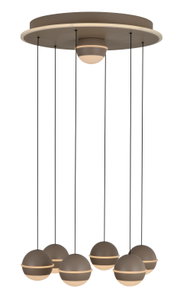 Moderne LED-Pendelleuchte mit sechs kugelförmigen Lampen, hängend von einer runden Deckenplatte, seitliche Perspektive.