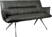 Dunkelgraues 3-Sitzer-Sofa mit Lederoptik, gepolsterter Rückenlehne und Metallbeinen, freigestellt auf weißem Hintergrund, Ansicht schräg von vorne.