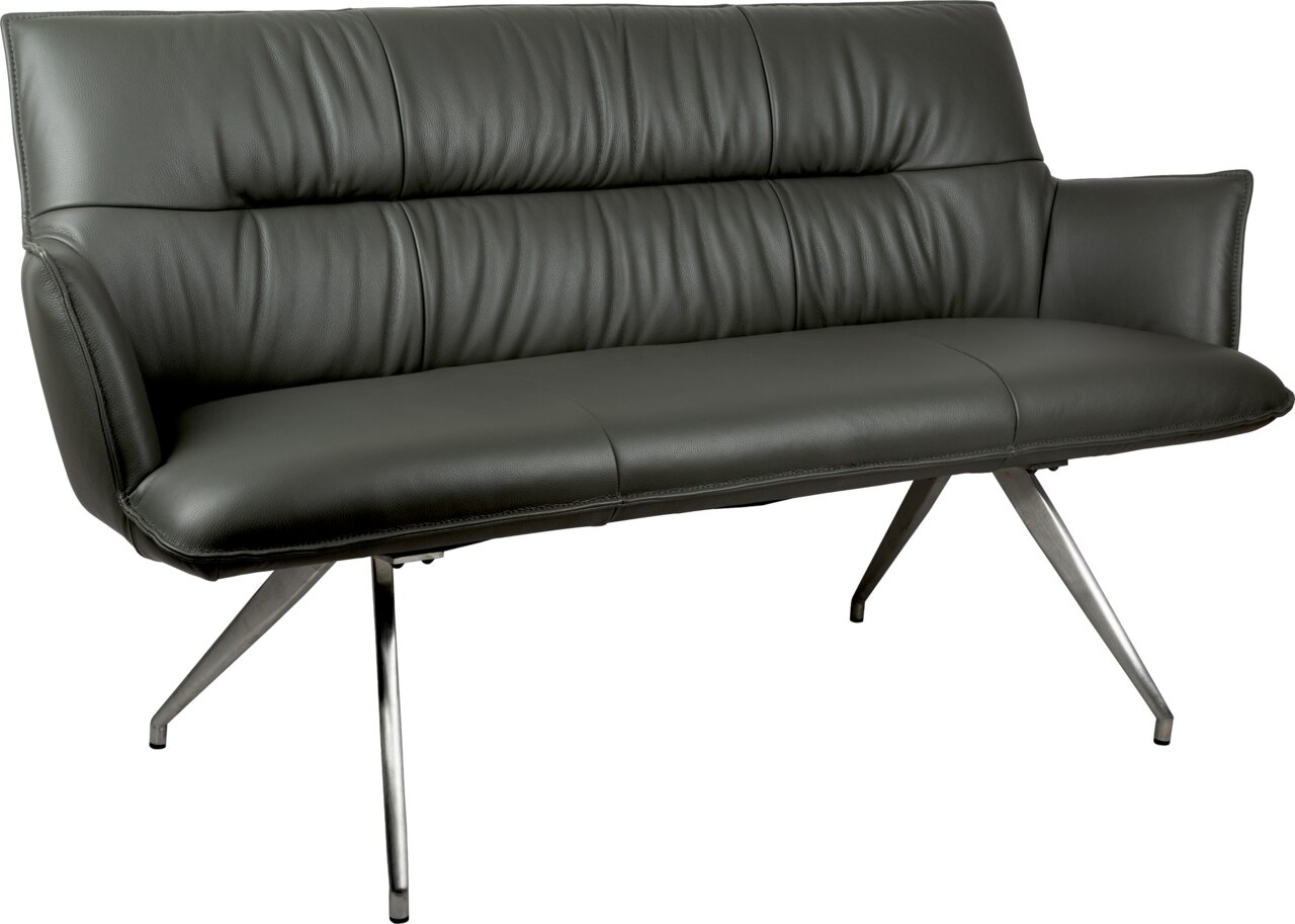 Dunkelgraues 3-Sitzer-Sofa mit Lederoptik, gepolsterter Rückenlehne und Metallbeinen, freigestellt auf weißem Hintergrund, Ansicht schräg von vorne.