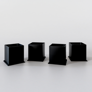 Vier schwarze quadratische Metallfüße für Unterschrank, frontal betrachtet auf hellem Hintergrund.