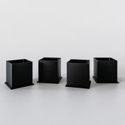 Vier schwarze quadratische Metallfüße für Unterschrank, frontal betrachtet auf hellem Hintergrund.