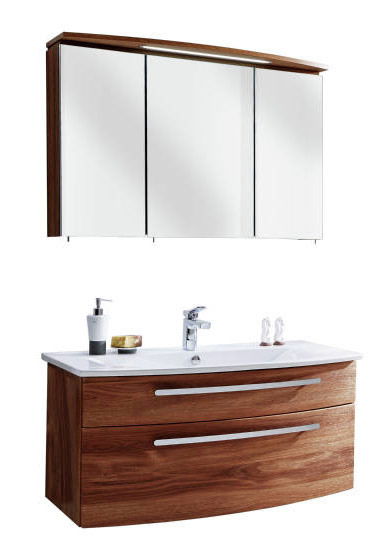 Novel Badblock NV.038 Moderner Badblock mit Holzoptik, bestehend aus einem Spiegelschrank und einem Waschbeckenunterschrank mit zwei Schubladen, frontal abgebildet.