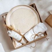 Frühstücksteller in einer Geschenkbox mit Badesalz und Handtuch, von oben fotografiert