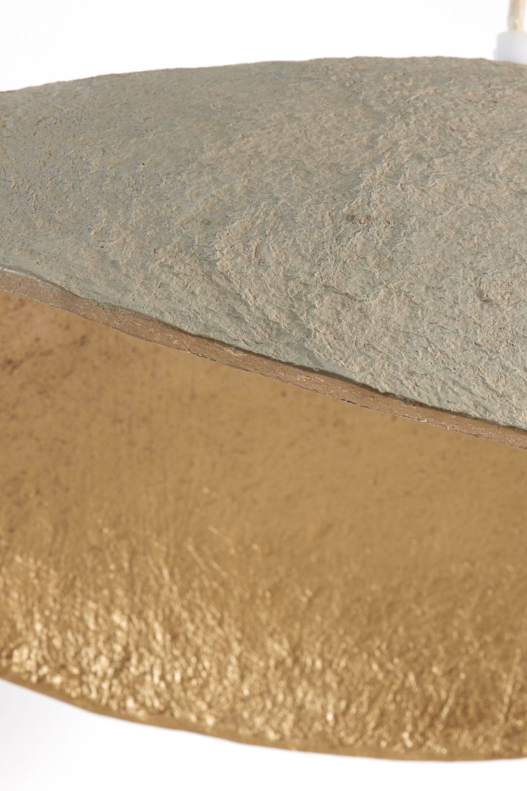 Nahaufnahme einer Hängeleuchte mit strukturierter Oberfläche in Grau und Gold, seitliche Perspektive
