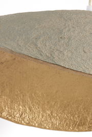 Nahaufnahme einer Hängeleuchte mit strukturierter Oberfläche in Grau und Gold, seitliche Perspektive