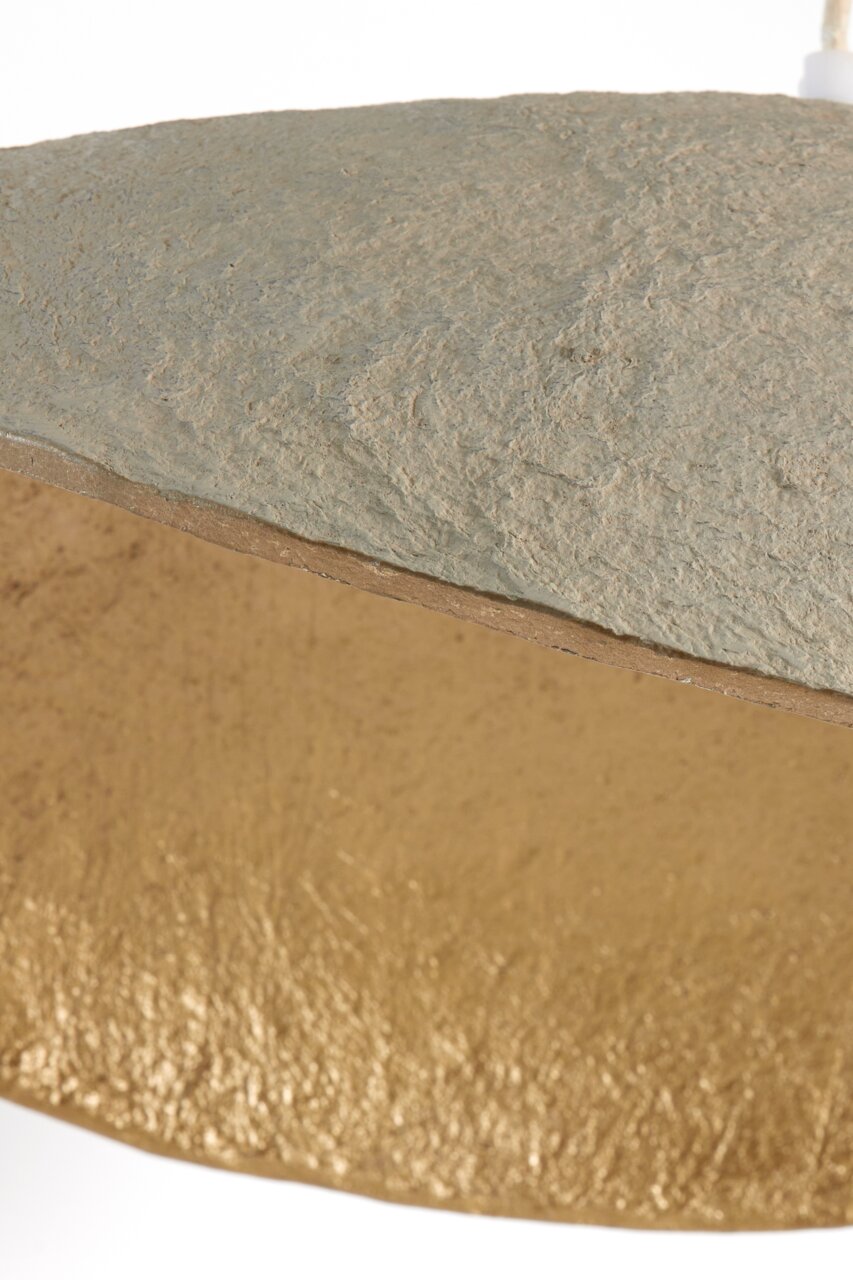 Nahaufnahme einer Hängeleuchte mit strukturierter Oberfläche in Grau und Gold, seitliche Perspektive